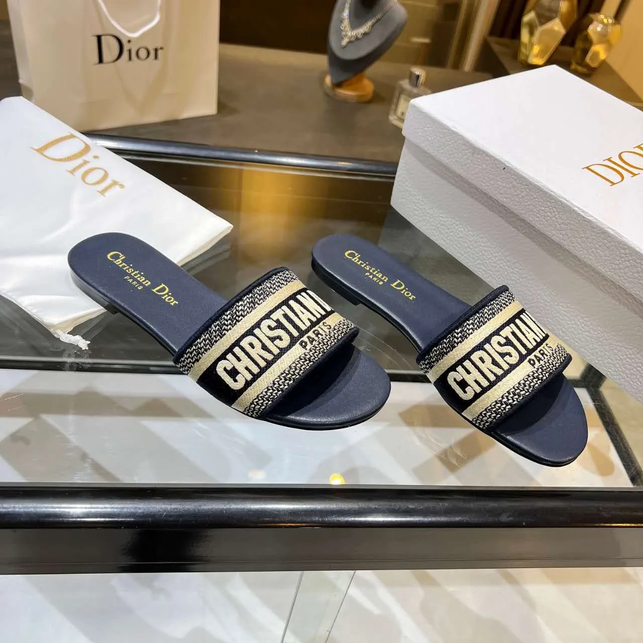 👟👟Ex-factory price P360👟👟 (Dior) Dior counter new color women's flat slippers. 💥 💥 💥 Fashionable and novel. Simple and elegant yet elegant. [Rose] [Rose] [Rose] The original version is developed at 1:1, and the material is the same as the original version. Color. Black. Red. Pink. Blue..., code number 35-40. (41 can be customized)